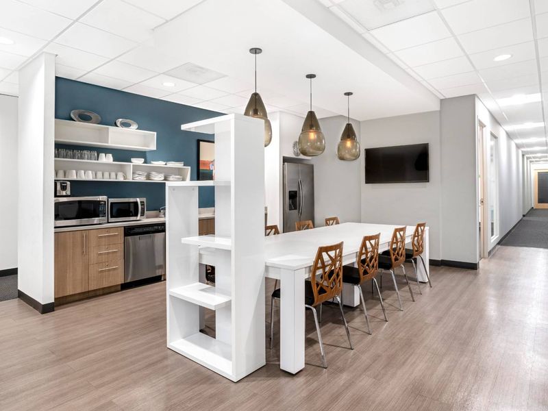 Fully serviced private office space for you and your team in Regus Central. - Photo 6