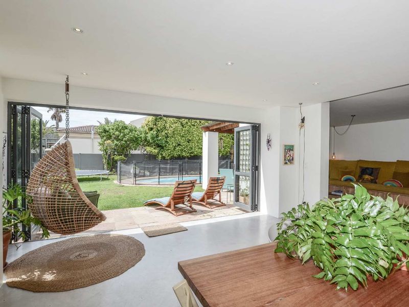 Spacious Beachside Family Retreat – 350m from the Ocean - Photo 4