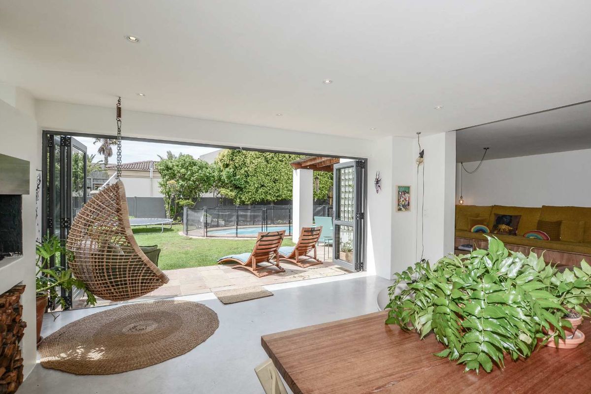 Spacious Beachside Family Retreat – 350m from the Ocean - Photo 4