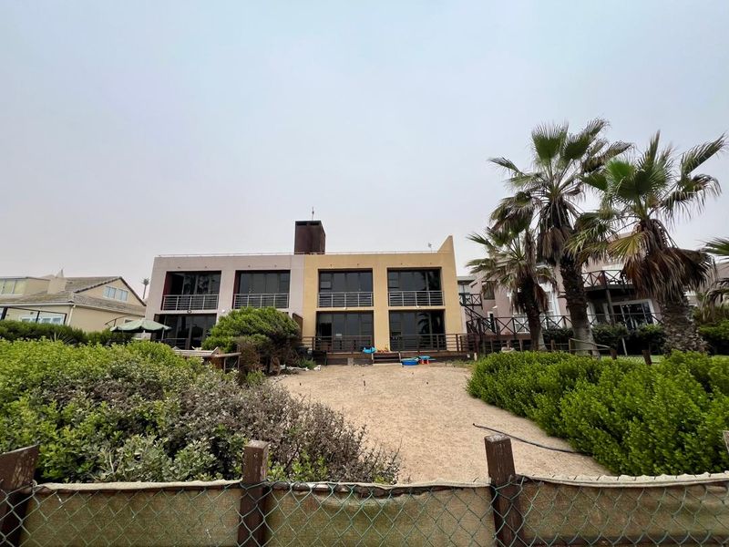 FOR SALE- 4 BEDROOM, 3 STOREY HOUSE IN LONG BEACH, WALVIS BAY, NAMIBIA - Photo 2