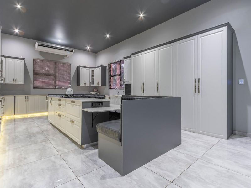 Residence for Sale with Spectacular Wetland Views!!! - Photo 4