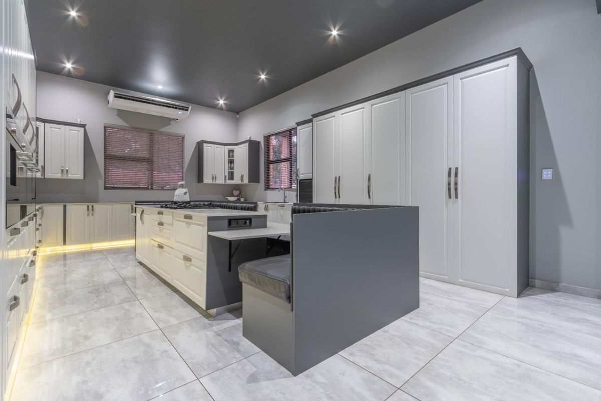 Residence for Sale with Spectacular Wetland Views!!! - Photo 4