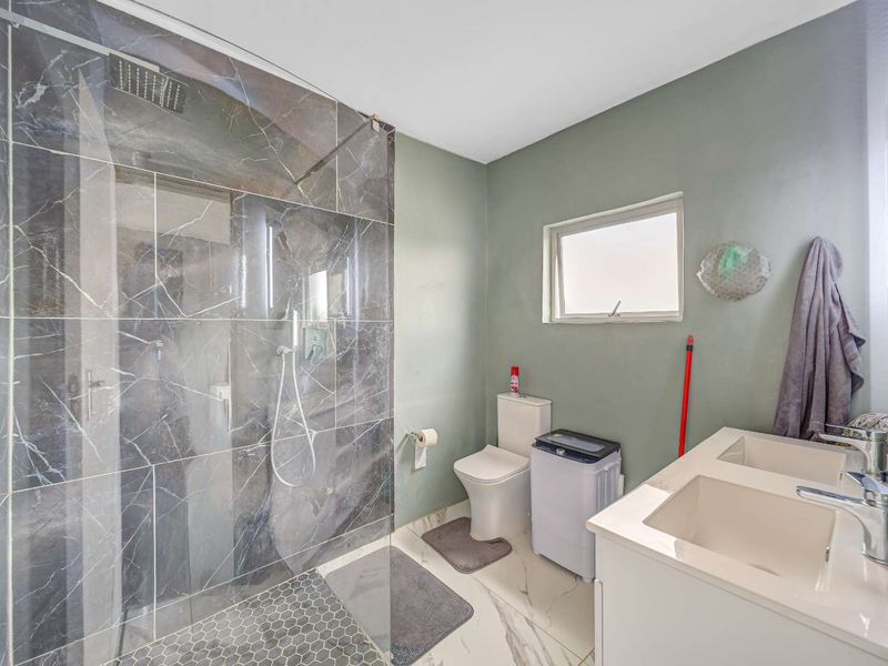Beautiful and Well-Maintained Family Home for Sale in Beacon Bay – R 5 495 000 - Photo 10