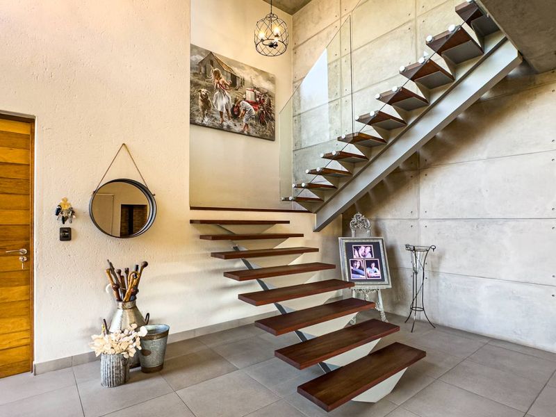 Modern refinement with a view - Photo 4