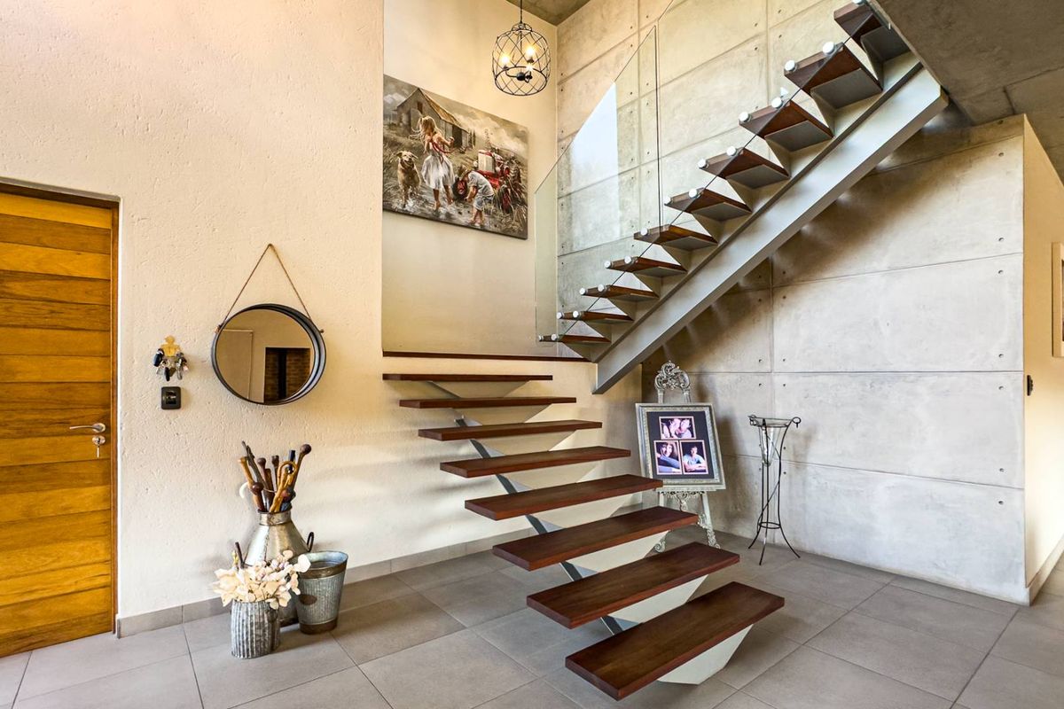 Modern refinement with a view - Photo 4