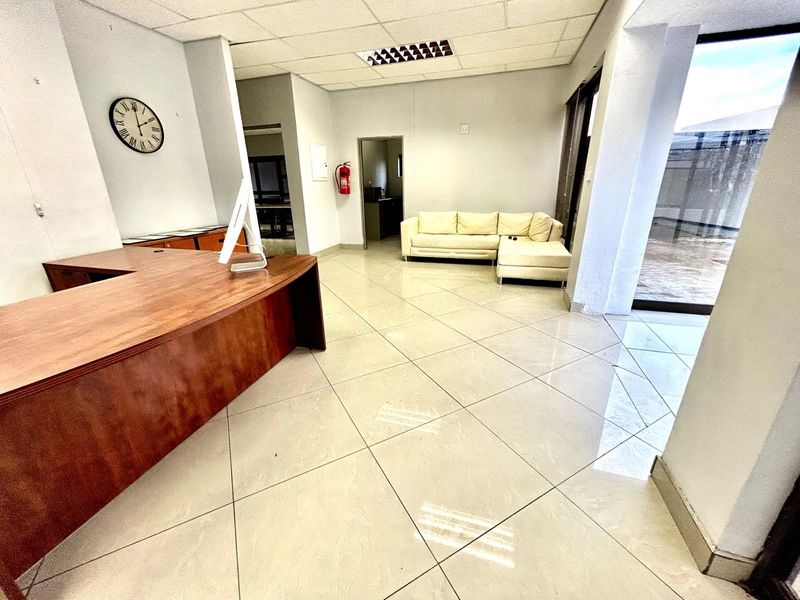 Windhoek West Offices: Prime Location, Endless Potential! - Photo 2