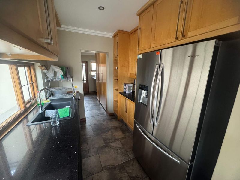 Huge Family Home with Flatlet - Photo 10