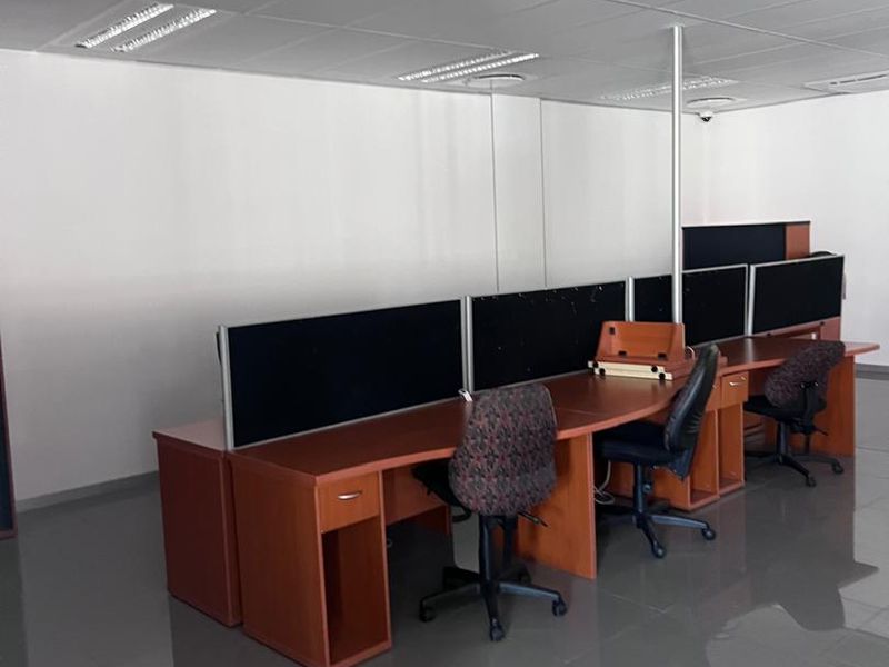 OFFICE TO LET - Photo 6