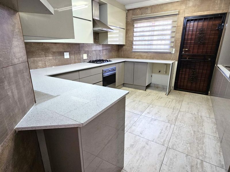 4 Bedroom Family Home With Pool In Melodie Hartbeespoort - Photo 9