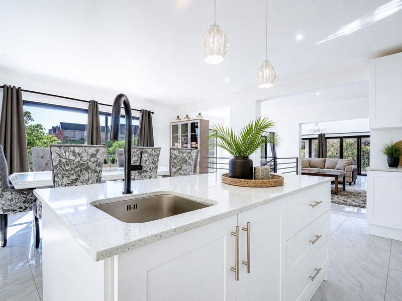 A Sophisticated Residence for the Modern Family - Photo 9