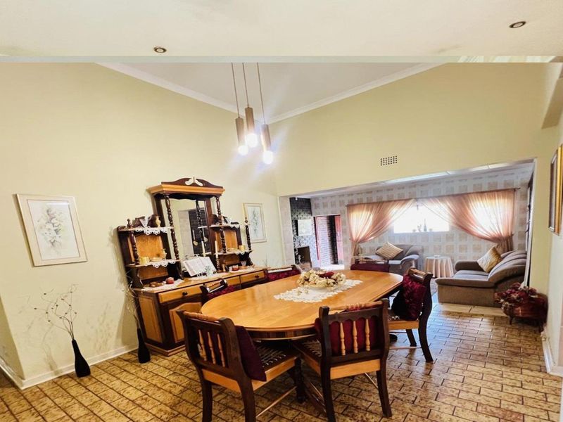 Family Home with Expansive Stand - Photo 3