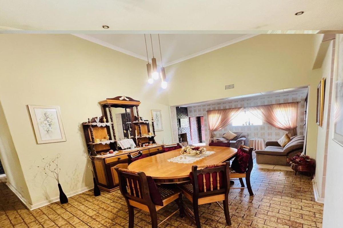 Family Home with Expansive Stand - Photo 3