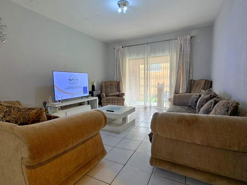 3 Bedroom Apartment / Flat for Sale in New Market Park - Photo 3