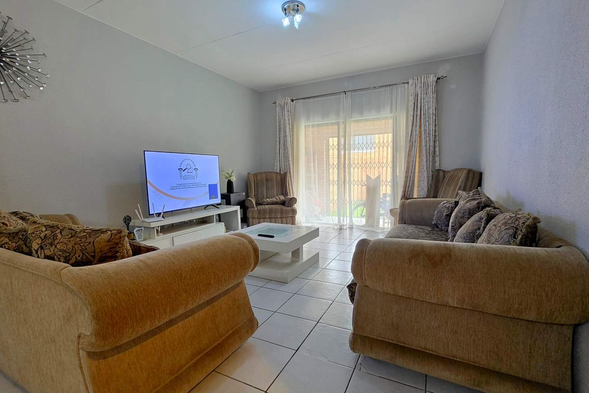 3 Bedroom Apartment / Flat for Sale in New Market Park - Photo 3