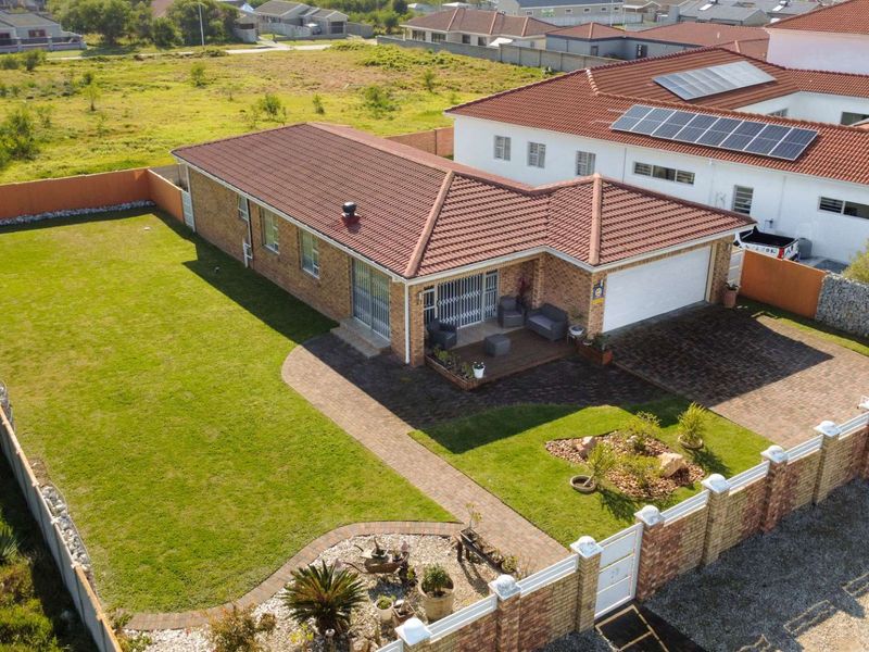 Immaculate Family Home with Expansive Garden - Photo 3