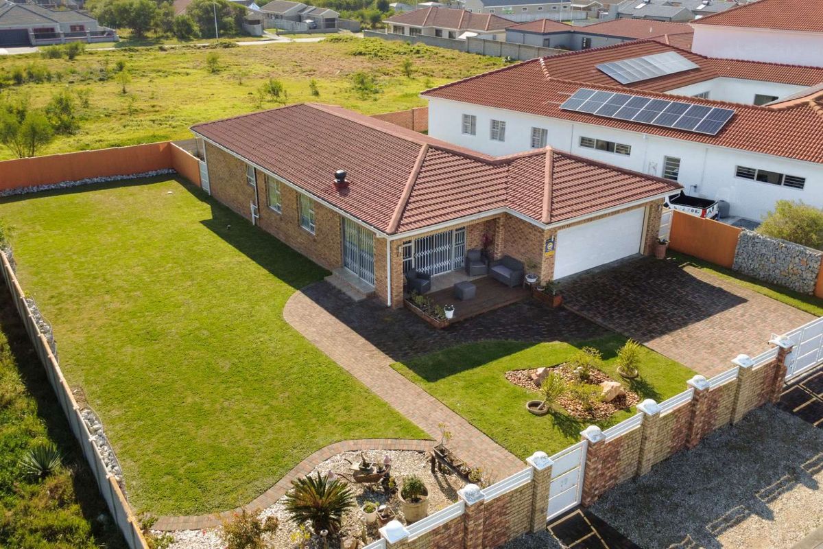 Immaculate Family Home with Expansive Garden - Photo 3