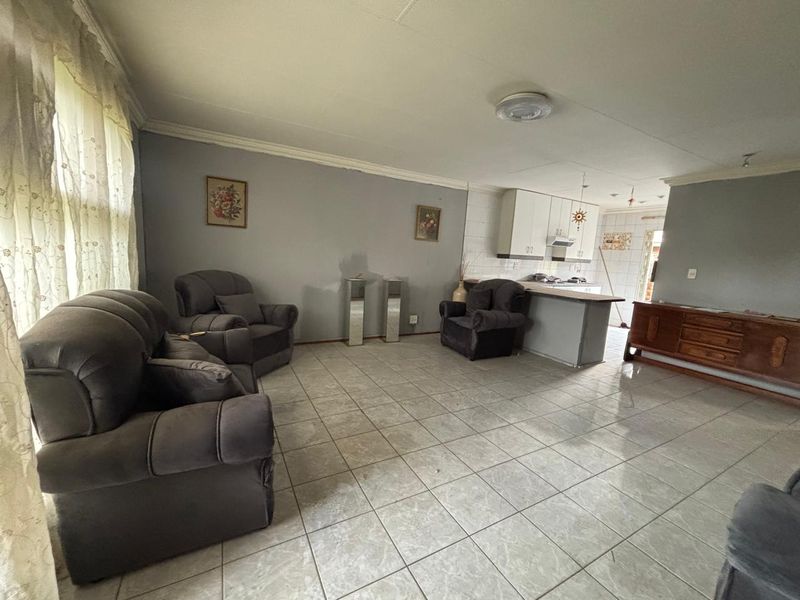 2 Bedroom 1 Bathroom Townhouse For sale in Mayfield Park - Photo 4