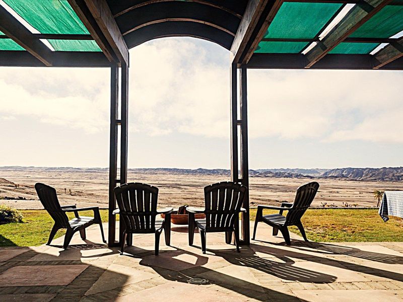 Luxurious Off-Grid Modern Farmhouse with Views & Sports Haven - Photo 4