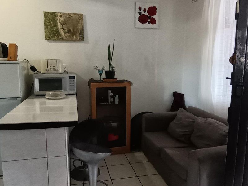 Well maintained Bachelors Apartment For S in stunning sought after complex! - Photo 4