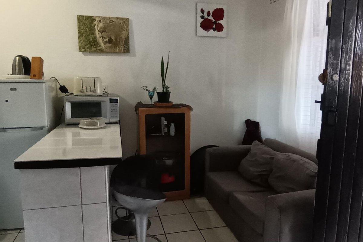 Well maintained Bachelors Apartment For S in stunning sought after complex! - Photo 4