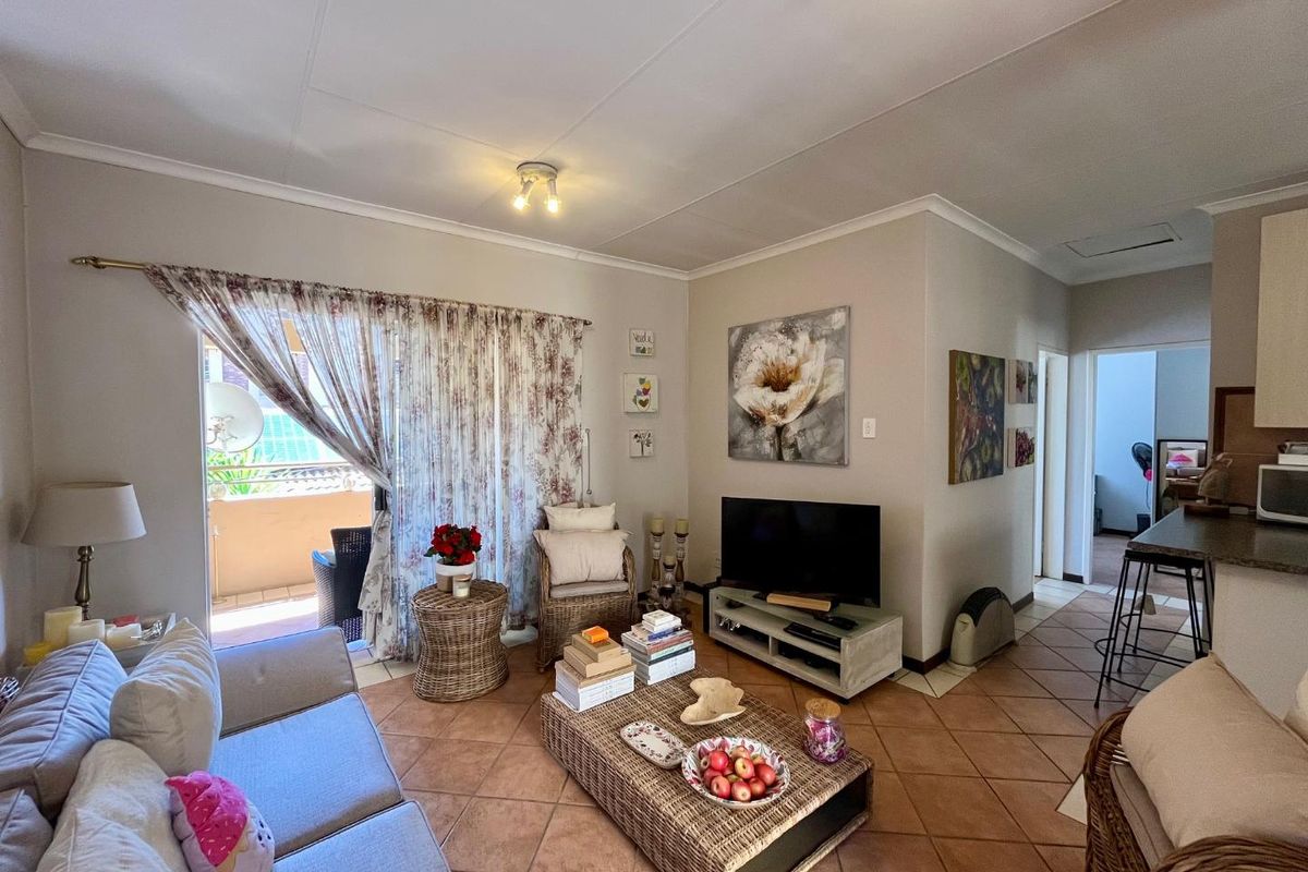 Charming Top-Stack Unit! - Photo 3