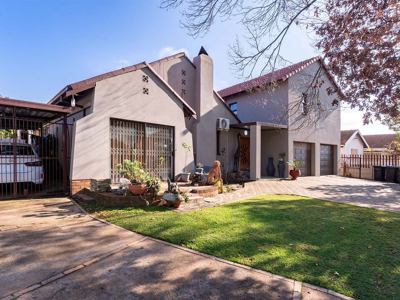 Your Dream Home Awaits! Spacious 3 Bedroom Family Home with a 2 Bedroom Flatlet in a Secure Boomed Area – Edleen - Photo 1