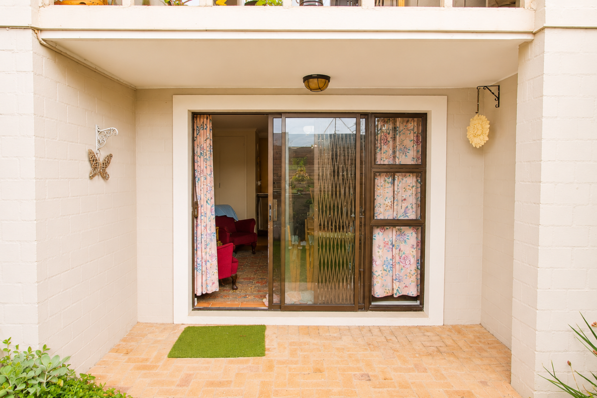 2 Bedroom Ground Floor Apartment For Sale - Photo 2