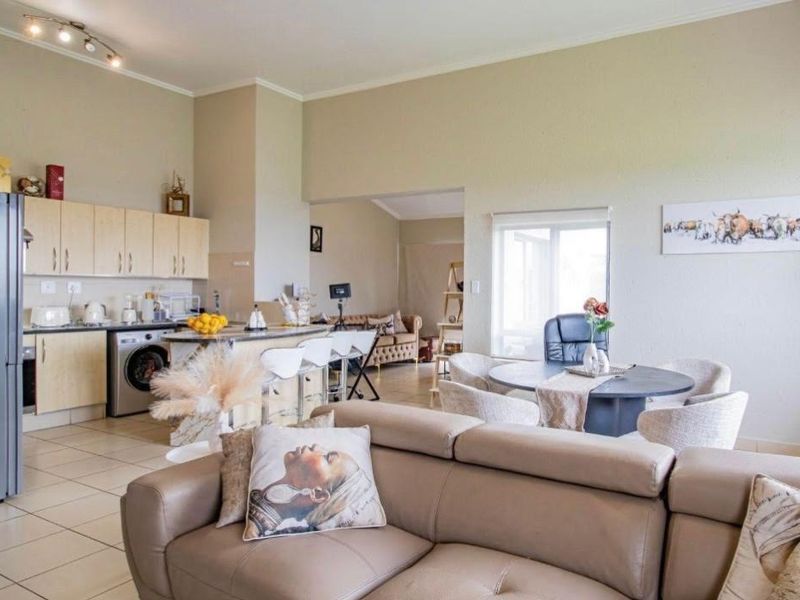 Stylish 2 bedroom, 2 bathroom penthouse in Jackal Creek Golf Estate - Photo 3