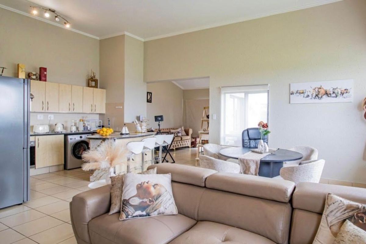 Stylish 2 bedroom, 2 bathroom penthouse in Jackal Creek Golf Estate - Photo 2
