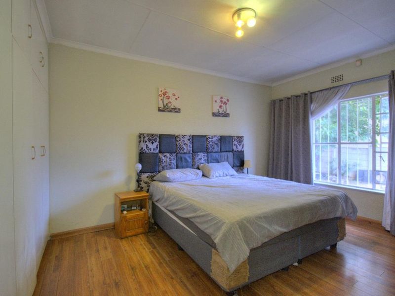 Family home in central Brackendowns - Photo 9