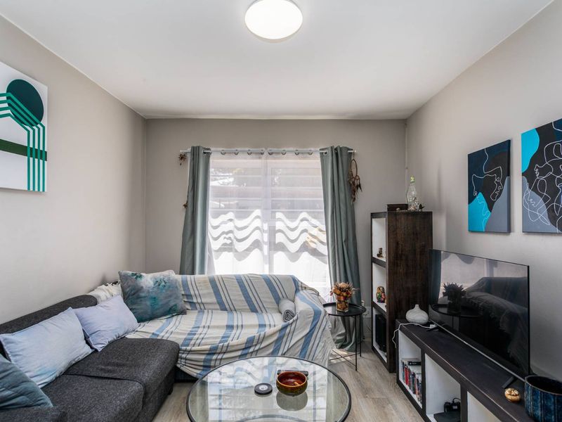 Modern Two Bedroom Ground-Floor Living in the Heart of Durbanville - Photo 2