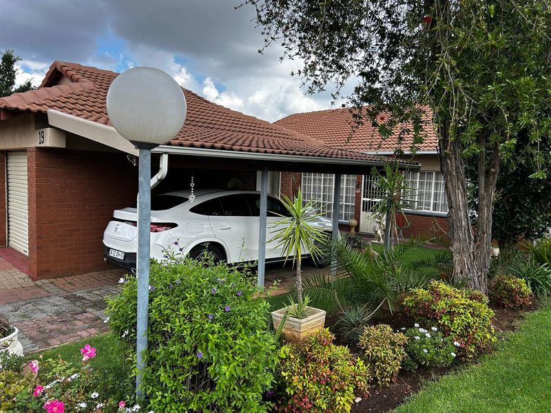 Lovely 2 Bedroom Simplex in a sought after Retirement Village - Photo 3