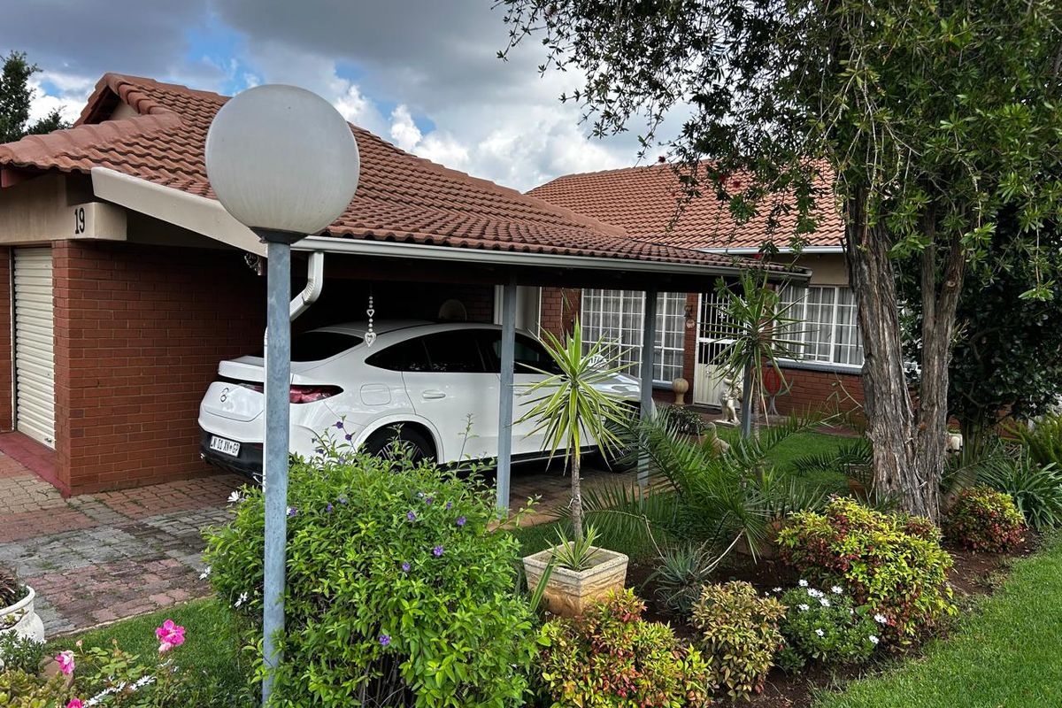 Lovely 2 Bedroom Simplex in a sought after Retirement Village - Photo 3