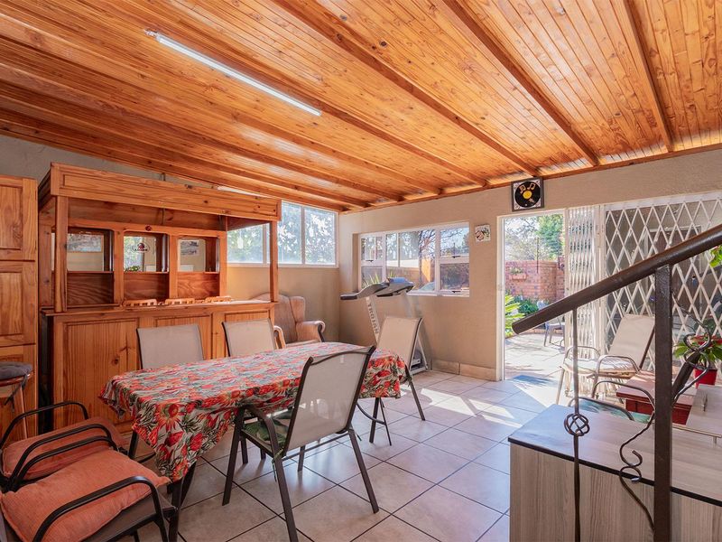 Spacious 3-Bedroom Townhouse with Entertainment Area in Norkem Park - Photo 8