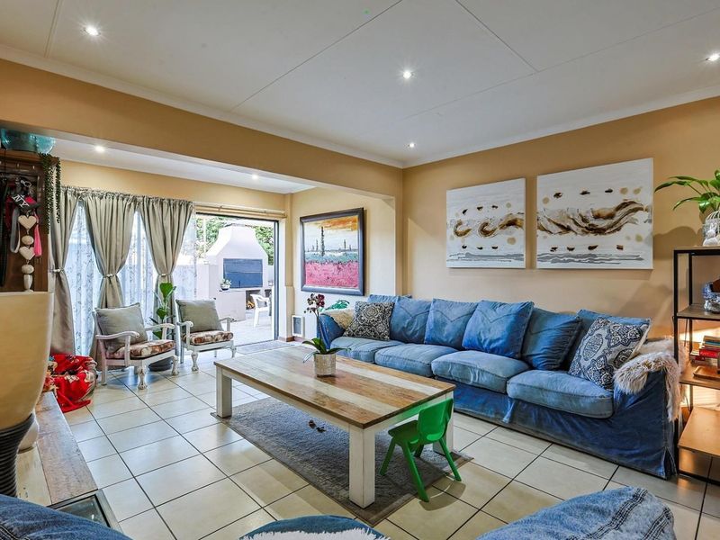 Modern Three-Bedroom Townhouse in Exclusive Secretariat Complex - Photo 7