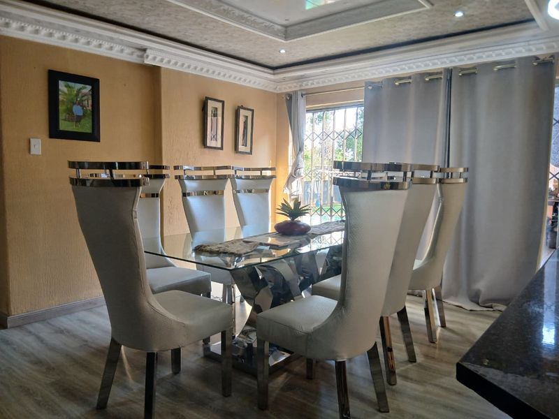 Spacious Elegance: Perfect Family Home or Guest Oasis! - Photo 9