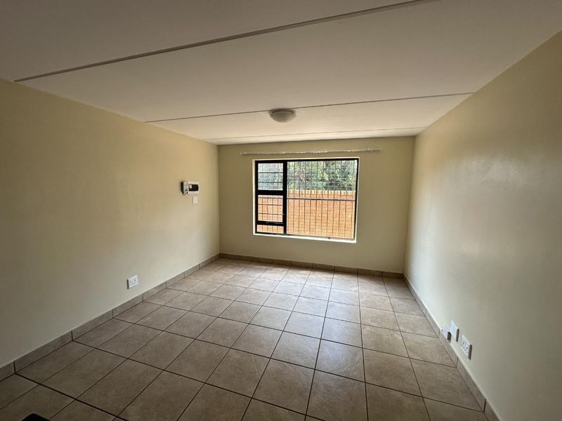 TWO BEDROOM APARTMENT IN PRETORIA NORTH : THREE UNITS AVAILABLE IMMEDIATELY. - Photo 10