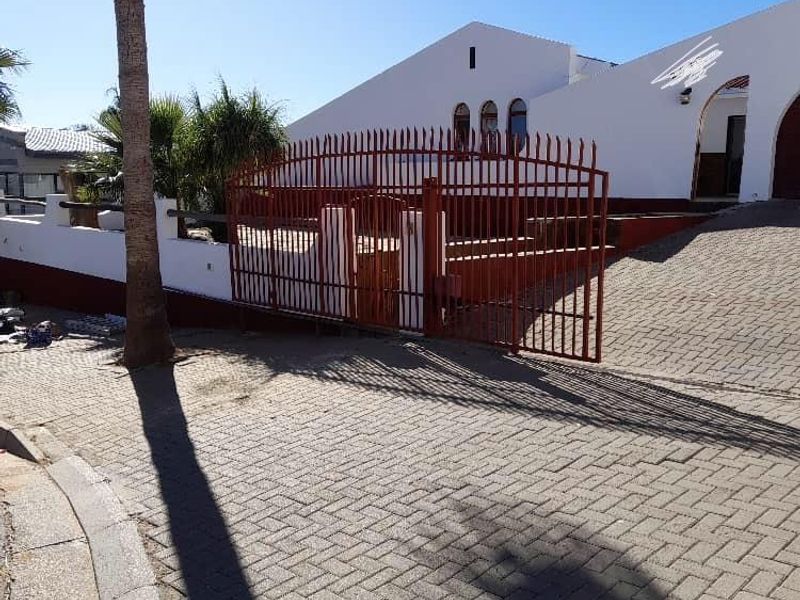 For Sale - 720sqm. Luxury Hill, Khomasdal. - Photo 2