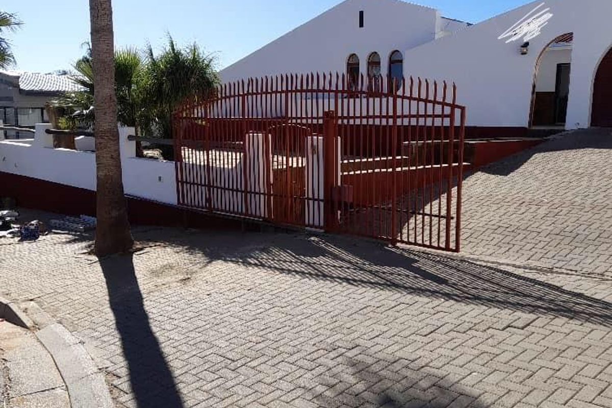 For Sale - 720sqm. Luxury Hill, Khomasdal. - Photo 2