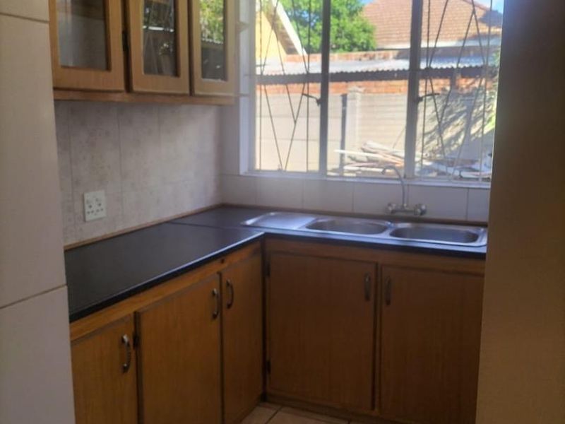 Charming Bachelor's Flat with Inclusive Utilities and Covered Parking - Photo 7