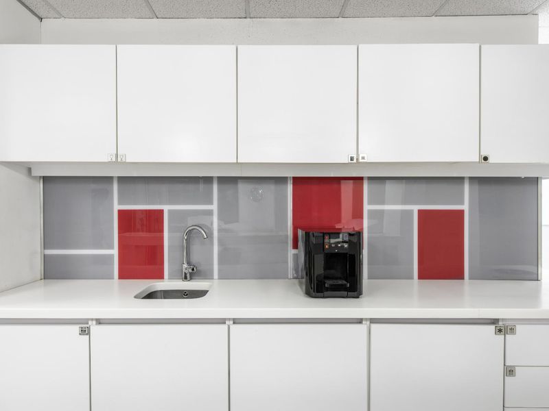 Fully serviced private office space for you and your team in Regus Southdowns Ridge Office Park. - Photo 6