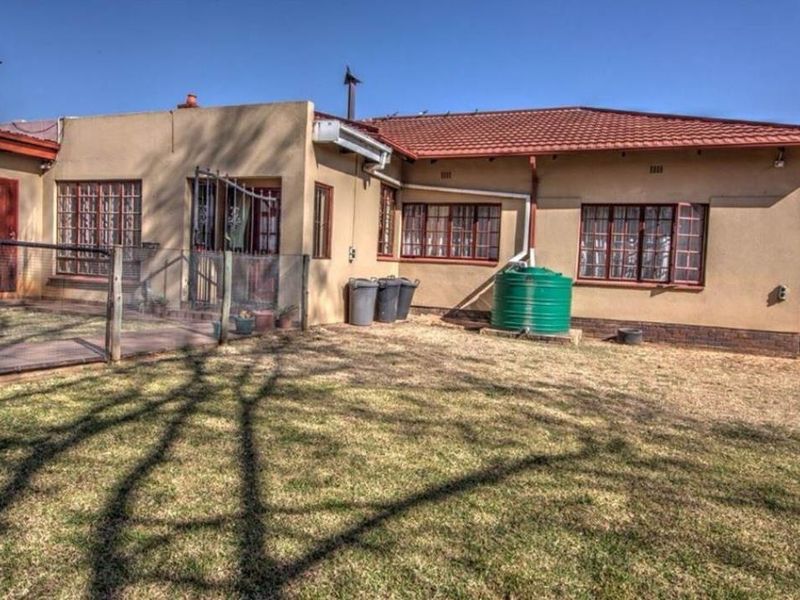 Large family home for sale in kempton park - Photo 2