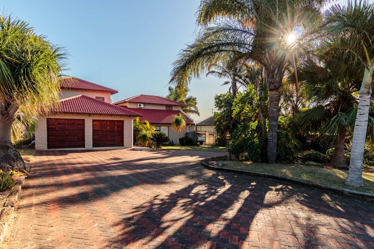 4 Bedroom 3 Living Room Spacious home in Winterhoek Park, Uitenhage, Eastern Cape - Photo 5