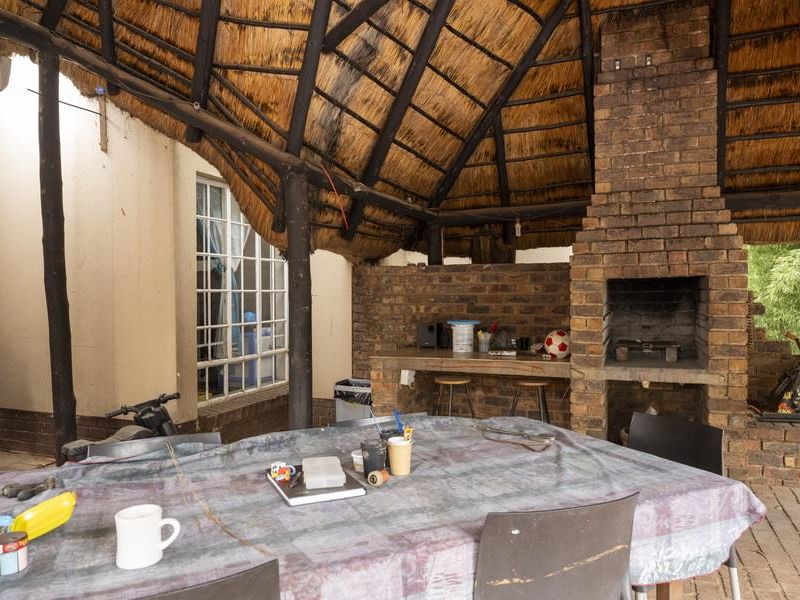 SPACIOUS FAMILY HOME WITH BONUS BACHELOR FLAT - Photo 6