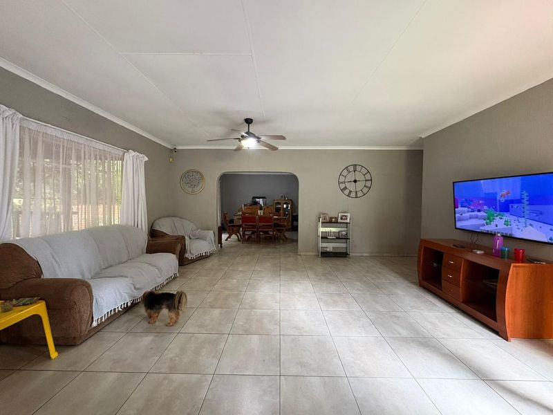 4 Bedroom House for Sale in Mulbarton - Photo 7