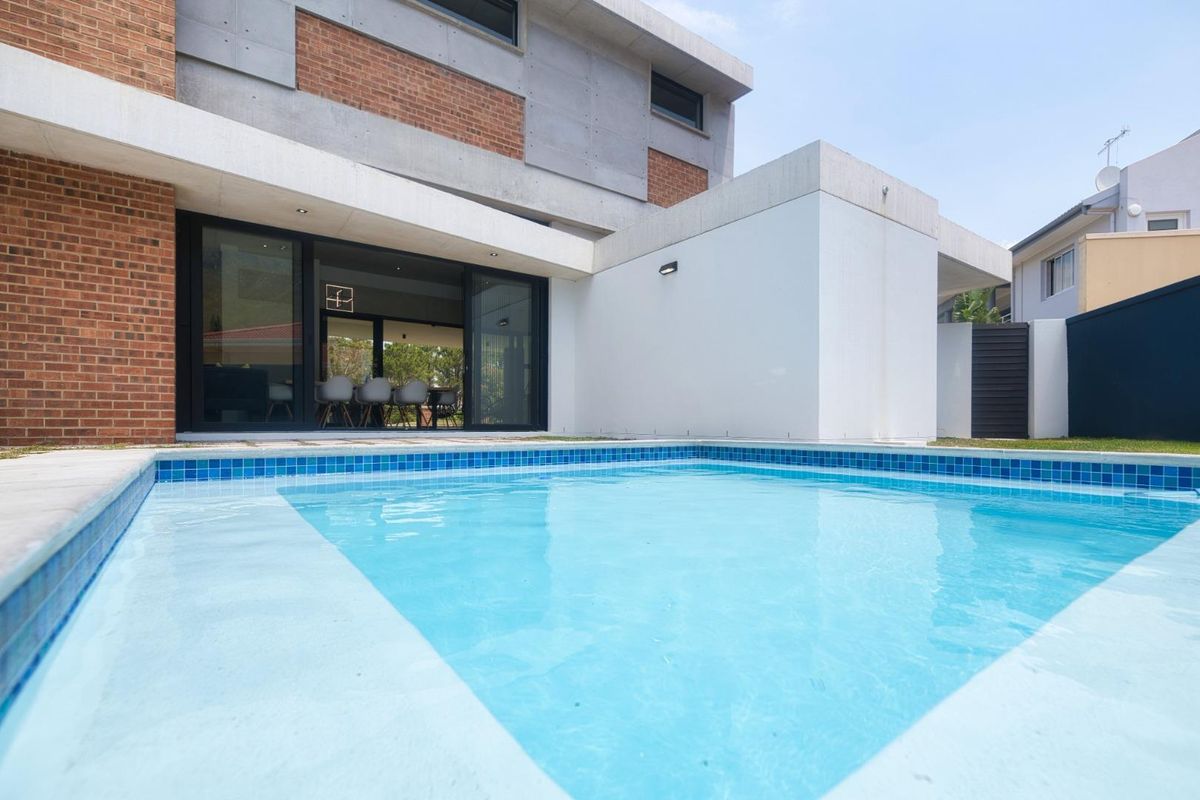 CONTEMPORARY RESIDENTIAL HOME - Photo 2