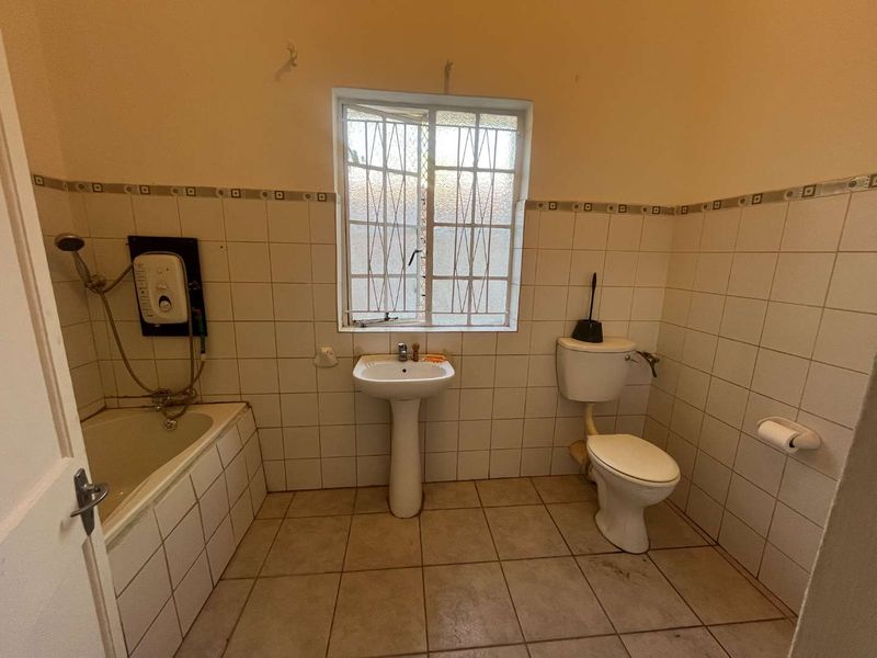 Fixer-Upper with Bonus Flatlet – Excellent Investment Opportunity! - Photo 8