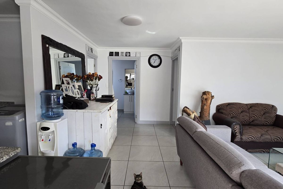 Spacious 3-Bedroom Apartment in Pet-Friendly Zonnezicht Complex - Photo 4