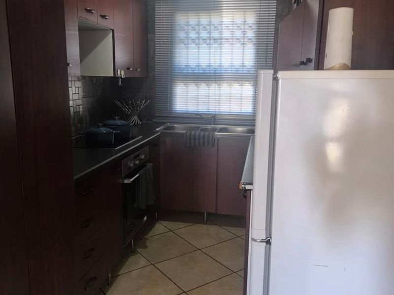 Pet Friendly Townhouse with own garden!! - Photo 2