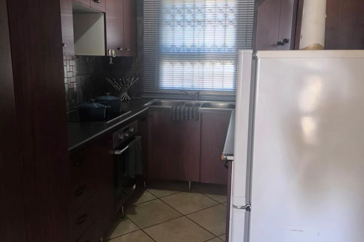 Pet Friendly Townhouse with own garden!! - Photo 2